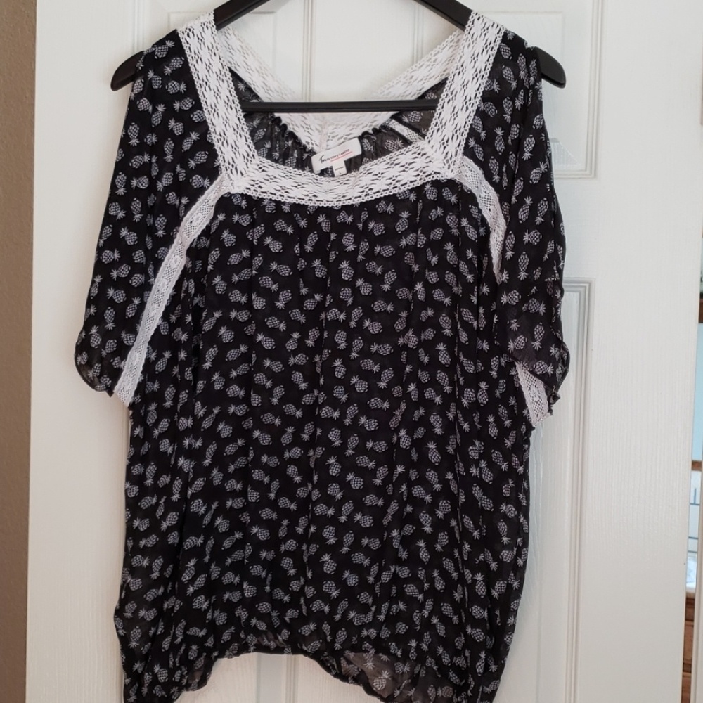 Two by Vince Camuto pineapple print blouse L